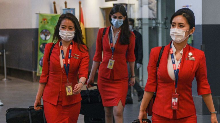 Des agents de bord d'Air Asia sont arrivés à Kuala Lumpur portant des masques faciaux 