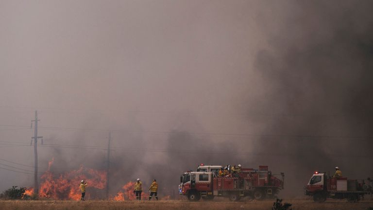 Les équipes d'incendie travaillent pour contenir un incendie près de Canberra