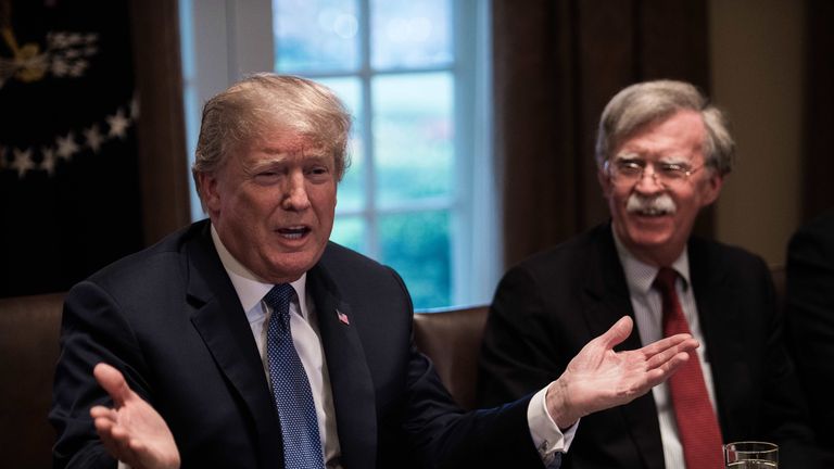 Le président américain Donald Trump s'exprime lors d'une réunion avec des hauts responsables militaires à la Maison Blanche à Washington, DC, le 9 avril 2018. À droite, le nouveau conseiller à la sécurité nationale, John Bolton.
Le président Donald Trump a déclaré lundi que 