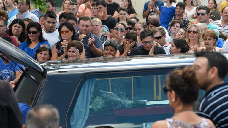 PROGRESO, ARGENTINE - 16 février: Romina Sala (L), sœur d'Emiliano Sala embrasse le cercueil de son frère décédé alors qu'il se trouve dans le corbillard pour l'emmener à Santa Fe après une veillée au club d'enfance de Sala San Martin de Progreso le 16 février , 2019 à Progreso, Argentine. L'attaquant de 28 ans a été tué lorsque l'avion privé le transportant de Nantes à Cardiff s'est écrasé dans la Manche près d'Aurigny le 21 janvier. Le corps de Sala a été récupéré de l'épave le 6 février et le pilote David Ibbotson est toujours porté disparu. (Photo de Gustavo Garello / Getty Images)