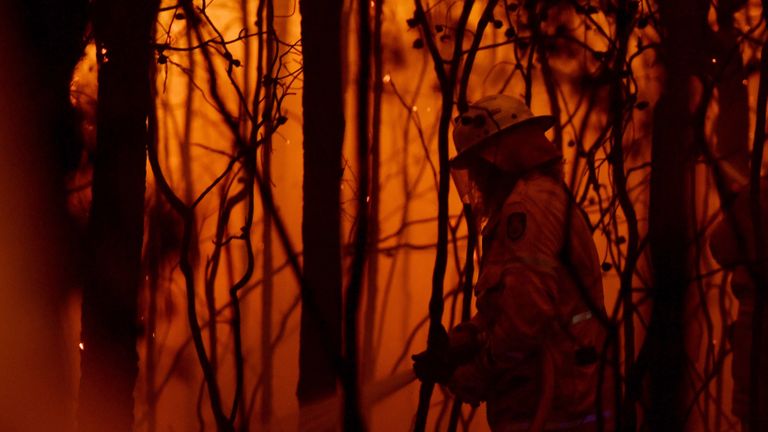 SYDNEY, AUSTRALIE - 31 DÉCEMBRE: Un pompier du service d'incendie rural (RFS) effectue le nettoyage près de la ville de Sussex Inlet le 31 décembre 2019 à Sydney, en Australie. Il y a un certain nombre de feux de brousse dangereux qui brûlent au niveau de l'urgence dans toute la Nouvelle-Galles du Sud alors que les conditions météorologiques se détériorent et que les températures devraient augmenter avant les rafales du sud. Princes Highway, sur la côte sud de la Nouvelle-Galles du Sud, a été fermée et les automobilistes ont été invités à éviter tous les déplacements non essentiels. Le pompier volontaire Sam McPaul a été tué lorsque son camion s'est renversé dans un événement de vent anormal près de Jingellic près de la frontière NSW-Victorian lundi soir. (Photo de Sam Mooy / Getty Images)