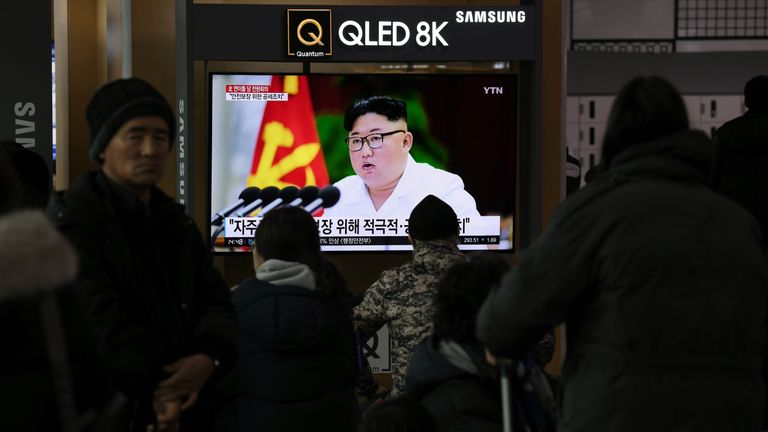 Les gens regardent un programme télévisé montrant les dernières photos du leader nord-coréen Kim Jong Un, dans une gare de Séoul le 30 décembre 2019. - Le leader nord-coréen Kim Jong Un a appelé à 