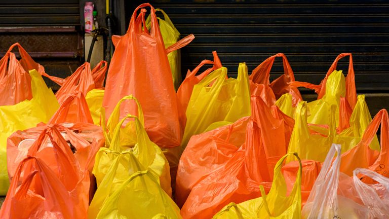 Cette photographie prise le 24 septembre 2019 montre des sacs en plastique pleins de marchandises au marché de Chatuchak à Bangkok. (Photo de Mladen ANTONOV / AFP) (Le crédit photo doit se lire MLADEN ANTONOV / AFP via Getty Images)