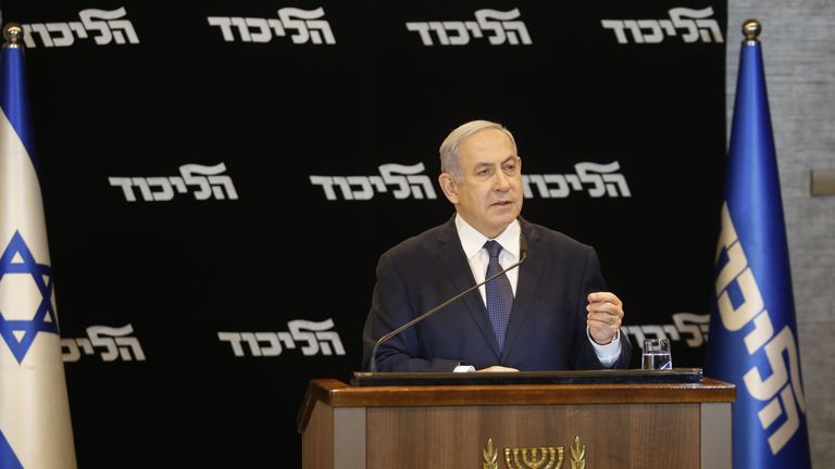 Le Premier ministre israélien Benjamin Netanyahu s'exprime lors d'une conférence de presse concernant son intention de déposer une demande d'immunité de poursuites à la Knesset, à Jérusalem, le 1er janvier 2020. (Photo de GIL COHEN-MAGEN / AFP) (Photo de GIL COHEN-MAGEN / AFP via Getty Images)