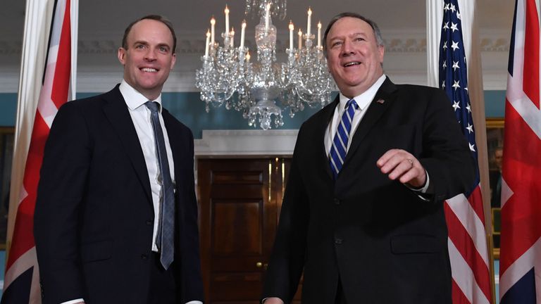 Le secrétaire d'État américain Mike Pompeo (R) se tient aux côtés du ministre des Affaires étrangères et du premier secrétaire d'État de la Grande-Bretagne, Dominic Raab, lors de leur rencontre au département d'État à Washington, DC, le 8 janvier 2020. (Photo Eric BARADAT / AFP) (Photo par ERIC BARADAT / AFP via Getty Images)