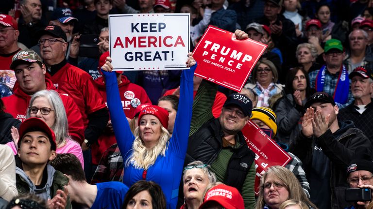TOLEDO, OH - 09 JANVIER: Les partisans acclament la foule alors que le président Donald Trump prend la parole lors d'un rassemblement de campagne 