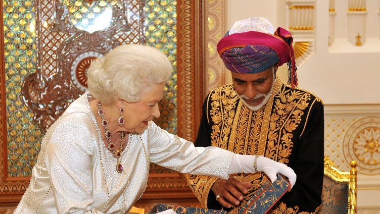 MUSCAT, OMAN - 26 NOVEMBRE: La reine Elizabeth II présente le sultan d'Oman, Sa Majesté le sultan Qaboos bin Said avec un livre, avant un banquet d'État à son palais le 26 novembre 2010 à Muscat, Oman. La reine et le duc d'Édimbourg commencent officiellement la deuxième étape de sa visite d'État du Golfe. Le couple royal a passé deux jours à Abu Dhabi et passera trois jours à Oman. (Photo de John Stillwell - Piscine / Getty Images)