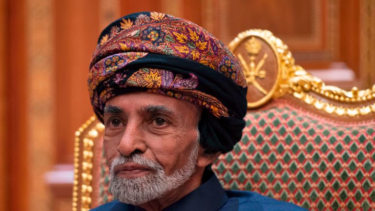 Le sultan d'Oman Qaboos bin Said al-Said est assis lors d'une réunion avec le secrétaire d'État américain au palais royal de Beit Al Baraka à Muscat le 14 janvier 2019. (Photo ANDREW CABALLERO-REYNOLDS / POOL / AFP) (Photo ANDREW CABALLERO-REYNOLDS / POOL / AFP via Getty Images)