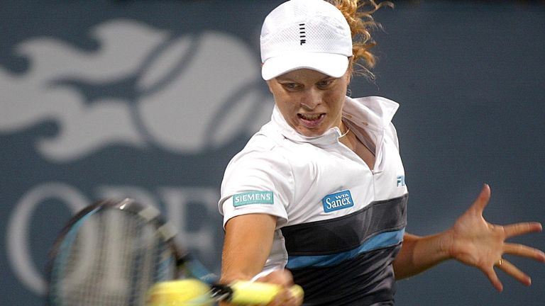 Kim Clijsters de Belgique retourne un coup droit à Amelie Mauresmo de France lors de leur match du quatrième tour à l'US Open Tennis Tournament le 02 septembre 2002 à Flushing Meadows, NY. AFP PHOTO / DOUG KANTER (Photo de DOUG KANTER / AFP) (Photo de DOUG KANTER / AFP via Getty Images)