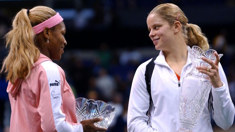 La joueuse belge classée cinquième, Kim Clijsters (R), console la joueuse américaine tête de série Serena Williams après l'avoir battue 7-5, 6-3 en finale du championnat WTA, à Los Angeles, CA, 11 novembre 2002. AFP PHOTO / Lucy NICHOLSON ( Photo de LUCY NICHOLSON / AFP) (Photo de LUCY NICHOLSON / AFP via Getty Images)