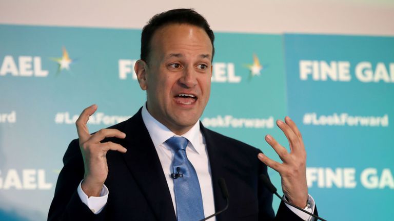 Le Premier ministre irlandais Leo Varadkar parle lors de sa visite au constructeur de chariots élévateurs Combilift Ireland à leur siège mondial à Monaghan en Irlande le 15 janvier 2020 où ils ont lancé la campagne électorale générale du Fine Gael. - L'Irlande se rendra aux urnes le mois prochain lors d'élections législatives anticipées, a déclaré mardi le Premier ministre Leo Varadkar, cherchant à tirer parti de sa part pour négocier l'accord sur le Brexit. (Photo par Paul Faith / AFP) (Photo par PAUL FAITH / AFP via Getty Images)