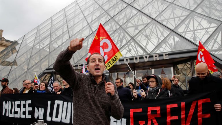 Des travailleurs en grève bloquent l'entrée de la pyramide de verre du musée du Louvre à Paris alors que la France affronte son 44e jour de grève consécutif le 17 janvier 2020. REUTERS / Gonzalo Fuentes