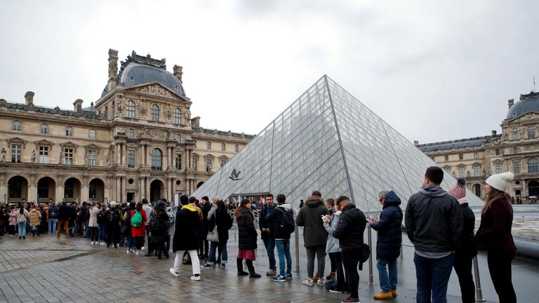 Les touristes font la queue alors que les grévistes bloquent l'entrée de la pyramide de verre du musée du Louvre à Paris alors que la France fait face à son 44e jour de grève consécutif le 17 janvier 2020. REUTERS / Gonzalo Fuentes