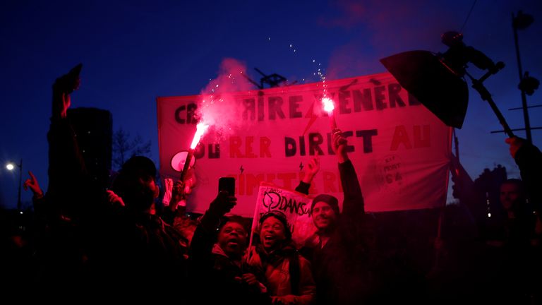 Les travailleurs du réseau de transport de Paris (RATP) en grève assistent à une manifestation contre les plans de réforme des retraites du gouvernement français à Paris alors que la France fait face à sa 43e journée consécutive de grève le 16 janvier 2020. REUTERS / Benoit Tessier