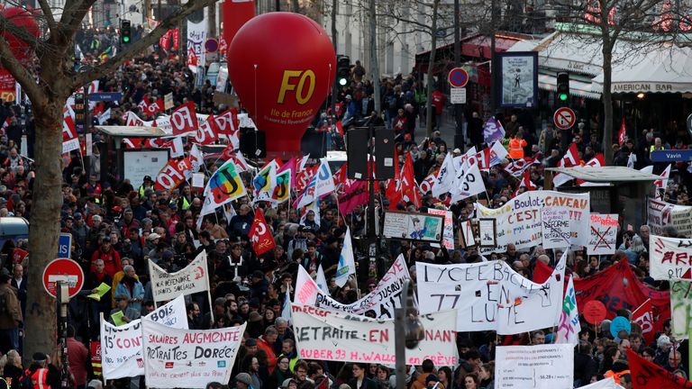 Les syndicats français et les travailleurs en grève assistent à une manifestation contre les plans de réforme des retraites du gouvernement français à Paris alors que la France fait face à sa 43e journée consécutive de grève le 16 janvier 2020. REUTERS / Benoit Tessier