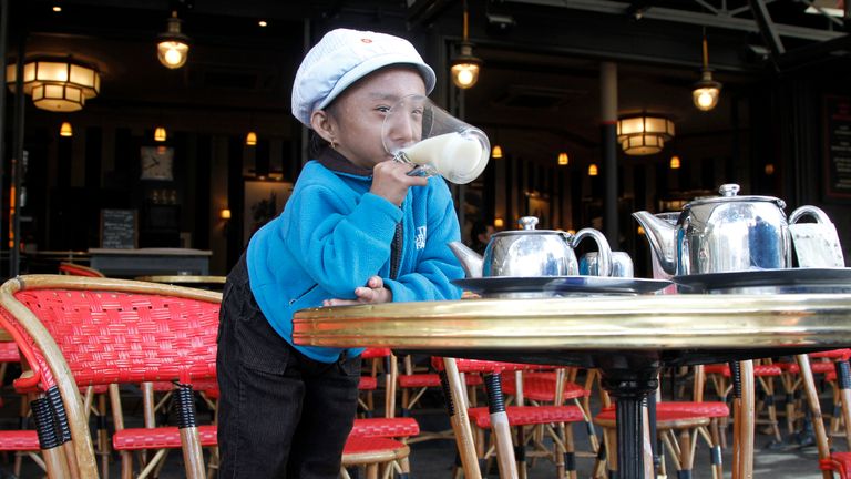 Le détenteur du record du monde de la Guinness népalaise Khagendra Thapa Magar, 19 ans, le plus petit homme du monde avec 67 cm (26 pouces), boit du thé dans un café français à Paris le 19 octobre 2011. AFP PHOTO / FRANCOIS GUILLOT (Crédit photo: FRANCOIS GUILLOT / AFP via Getty Images)