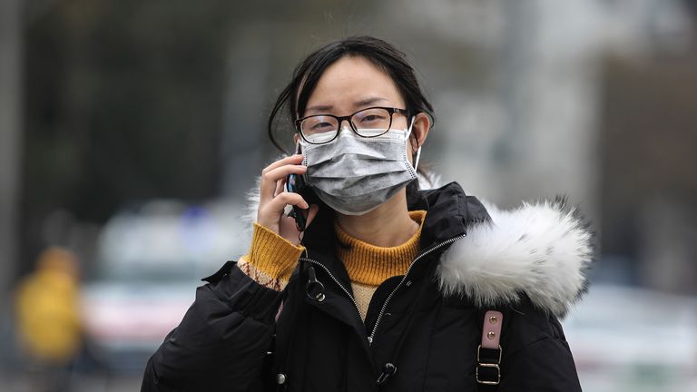 WUHAN, CHINE - 17 JANVIER: (CHINE OUT) Une femme porte un masque en passant devant le marché de gros fermé de Huanan Seafood, qui a été lié à des cas de coronavirus, le 17 janvier 2020 à Wuhan, dans la province du Hubei, en Chine. Les autorités locales ont confirmé qu'une deuxième personne dans la ville est décédée d'un virus de type pneumonie depuis le début de l'épidémie en décembre. (Photo par Getty Images)