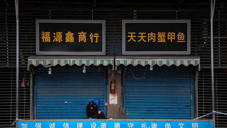 WUHAN, CHINE - 17 JANVIER: (CHINE OUT) Un gardien de sécurité se trouve à l'extérieur du marché de gros fermé de Huanan Seafood, qui est lié à des cas de coronavirus, le 17 janvier 2020 à Wuhan, dans la province du Hubei, en Chine. Les autorités locales ont confirmé qu'une deuxième personne dans la ville est décédée d'un virus de type pneumonie depuis le début de l'épidémie en décembre. (Photo par Getty Images)