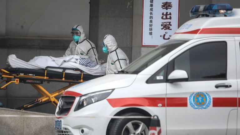 WUHAN, CHINE - 17 JANVIER: (CHINE OUT) Le personnel médical transfère les patients à l'hôpital Jin Yintan le 17 janvier 2020 à Wuhan, Hubei, Chine. Les autorités locales ont confirmé qu'une deuxième personne dans la ville est décédée d'un virus de type pneumonie depuis le début de l'épidémie en décembre. (Photo par Getty Images)