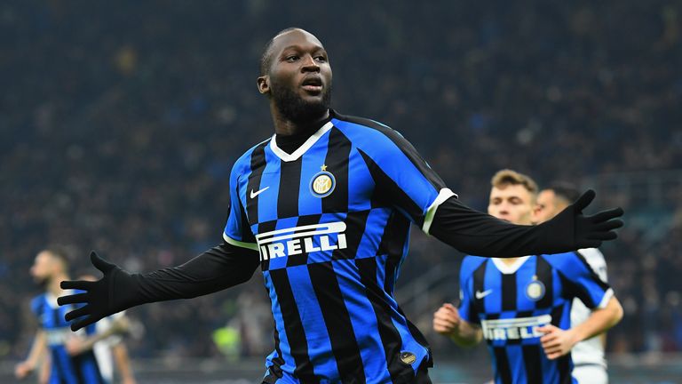 MILAN, ITALIE - 14 JANVIER: Romelu Lukaku du FC Internazionale célèbre après avoir marqué le premier but lors du match de la Coppa Italia entre le FC Internazionale et Cagliari Calcio au Stadio Giuseppe Meazza le 14 janvier 2020 à Milan, en Italie. (Photo par Alessandro Sabattini / Getty Images)