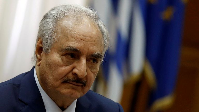 Le commandant libyen Khalifa Haftar rencontre le Premier ministre grec Kyriakos Mitsotakis (non illustré) au Parlement à Athènes, Grèce, le 17 janvier 2020. REUTERS / Costas Baltas