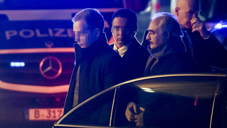 L'homme fort libyen Khalifa Haftar (2ndR) est entouré de personnel de sécurité alors qu'il sort de sa voiture à son arrivée à son hôtel à Berlin le 18 janvier 2020, à la veille d'une conférence de paix sur la Libye qui se tiendra à la Chancellerie. - Les dirigeants mondiaux se réuniront à Berlin le 19 janvier 2020 pour faire un nouvel élan en faveur de la paix en Libye, dans une tentative désespérée d'empêcher la nation ravagée par le conflit de se désintégrer en une 