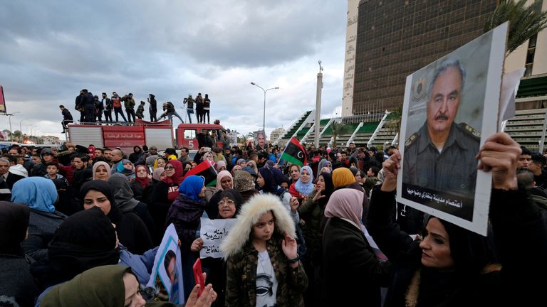 Des manifestants libyens crient des slogans lors d'une manifestation contre la décision du parlement turc d'envoyer des forces turques en Libye, à Benghazi, en Libye, le 3 janvier 2020. REUTERS / Esam Omran Al-Fetori