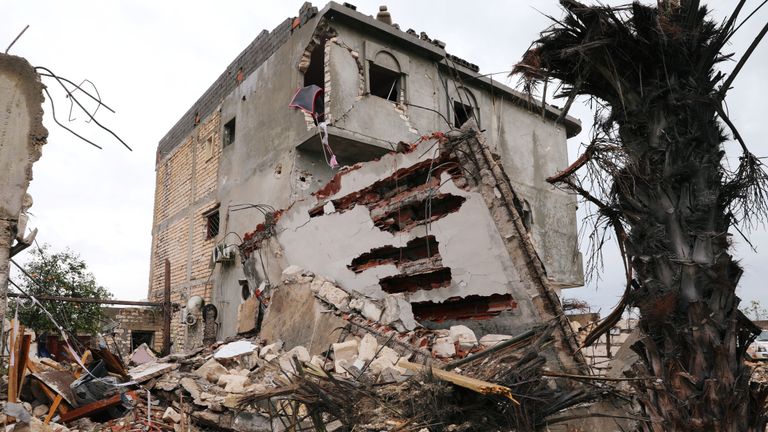 Un bâtiment endommagé est vu après une frappe aérienne dans le quartier de Tajura, à l'est de Tripoli, en Libye, le 30 décembre 2019. REUTERS / Ismail Zitouny