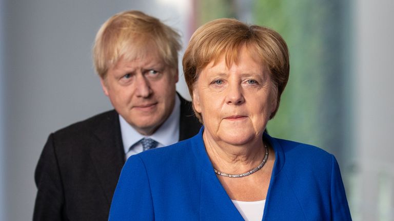 BERLIN, ALLEMAGNE - 21 août: le Premier ministre britannique Boris Johnson et la chancelière allemande Angela Merkel assistent à une conférence de presse conjointe après l'arrivée de Johnson à la Chancellerie le 21 août 2019 à Berlin, en Allemagne. Johnson rencontre Merkel à Berlin et le président français Emmanuel Macron à Paris. Le Royaume-Uni a une date limite du 31 octobre pour quitter l'Union européenne avec ou sans accord de départ avec l'UE. (Photo par Omer Messinger / Getty Images)