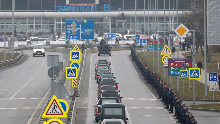 Un cortège de corbillards transportant les corps des onze victimes ukrainiennes de la catastrophe de l'avion 752 d'Ukraine International Airlines se déplace le long d'une route avant une cérémonie commémorative à l'aéroport international de Boryspil à l'extérieur de Kiev, en Ukraine, le 19 janvier 2020. REUTERS / Valentyn Ogirenko
