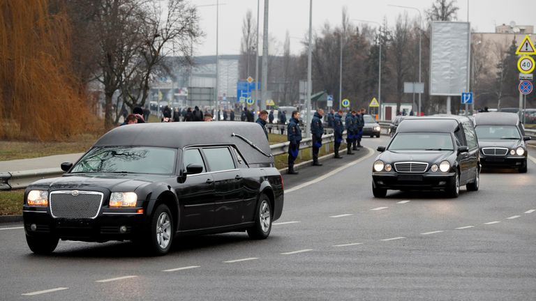 Un cortège de corbillards transportant les corps des onze victimes ukrainiennes de la catastrophe de l'avion 752 d'Ukraine International Airlines arrive pour une cérémonie commémorative à l'aéroport international de Boryspil, à l'extérieur de Kiev, en Ukraine, le 19 janvier 2020. REUTERS / Gleb Garanich