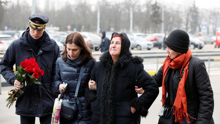 Des proches des onze victimes ukrainiennes du vol 752 d'Ukraine International Airlines et des membres d'équipage arrivent pour une cérémonie commémorative à l'aéroport international de Boryspil, à l'extérieur de Kiev, en Ukraine, le 19 janvier 2020. REUTERS / Gleb Garanich
