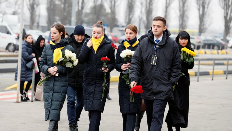 Des membres d'équipage d'Ukraine International Airlines arrivent pour une cérémonie commémorative des onze victimes ukrainiennes de la catastrophe de l'avion 752 d'Ukraine International Airlines, à l'aéroport international de Boryspil, à l'extérieur de Kiev, en Ukraine, le 19 janvier 2020. REUTERS / Gleb Garanich