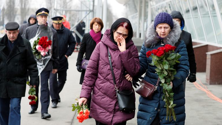 Des proches des onze victimes ukrainiennes de la catastrophe de l'avion 752 d'Ukraine International Airlines arrivent pour une cérémonie commémorative à l'aéroport international de Boryspil, à l'extérieur de Kiev, en Ukraine, le 19 janvier 2020. REUTERS / Gleb Garanich
