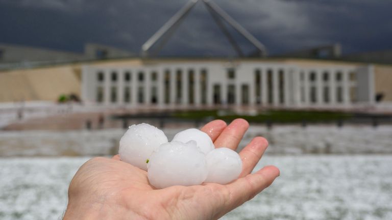 CANBERRA, AUSTRALIE - 20 JANVIER: La grêle de la taille d'une balle de golf est présentée au Parlement le 20 janvier 2020 à Canberra, en Australie. La grosse tempête de grêle a frappé Canberra cet après-midi, le Bureau of Meteorology prévoyant que davantage de tempêtes se produiraient probablement du nord de Newcastle jusqu'à la frontière entre la Nouvelle-Galles du Sud et Victoria sur la côte. (Photo de Rohan Thomson / Getty Images)