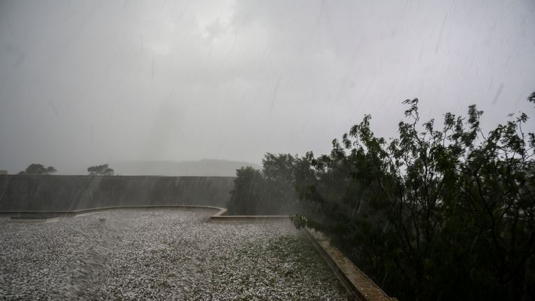 CANBERRA, AUSTRALIE - 20 JANVIER: La grêle de la taille d'une balle de golf est présentée au Parlement le 20 janvier 2020 à Canberra, en Australie. La grosse tempête de grêle a frappé Canberra cet après-midi, le Bureau of Meteorology prévoyant que davantage de tempêtes se produiraient probablement du nord de Newcastle jusqu'à la frontière entre la Nouvelle-Galles du Sud et Victoria sur la côte. (Photo de Rohan Thomson / Getty Images)
