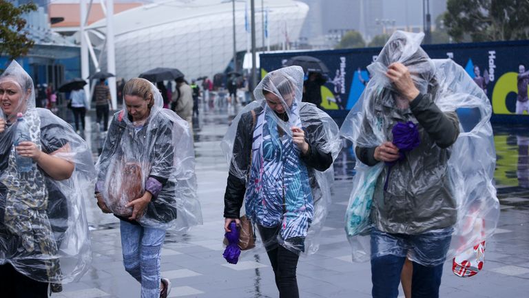 MELBOURNE, AUSTRALIE - 20 janvier: les foules s'abritent de la pluie le premier jour de l'Open d'Australie 2020 à Melbourne Park le 20 janvier 2020 à Melbourne, Australie. (Photo de Wayne Taylor / Getty Images)