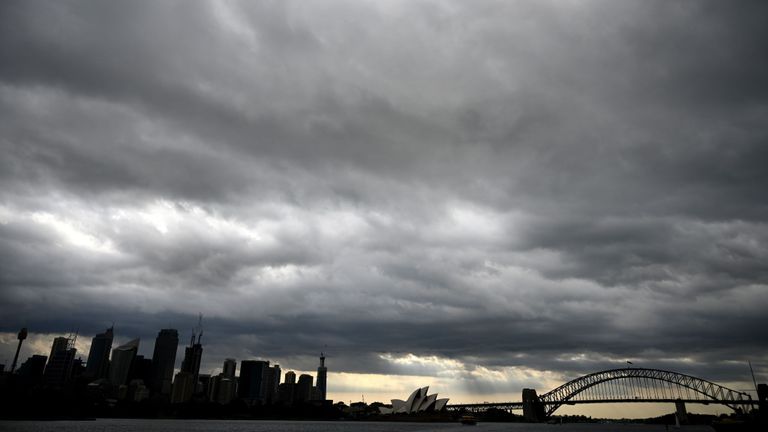 TOPSHOT - Des nuages ​​de tempête se rassemblent sur le port de Sydney le 20 janvier 2020. - Des orages et de la grêle géante ont frappé des parties de la côte est de l'Australie après que des tempêtes de poussière 