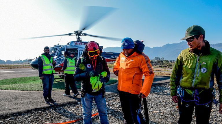 Les secouristes se préparent à se rendre sur le site d'avalanche de la région des montagnes de l'Annapurna pour rechercher les randonneurs disparus à Pokhara, à environ 200 km à l'ouest de Katmandou, le 20 janvier 2020. - Les sauveteurs ont intensifié une chasse de plus en plus désespérée le 20 janvier pour quatre randonneurs sud-coréens et trois Les Népalais emportés par une avalanche sur une pente himalayenne alors qu'un guide racontait comment il avait vu des gens emportés par la neige. (Photo de PRAKASH MATHEMA / AFP) (Photo de PRAKASH MATHEMA / AFP via Getty Images)