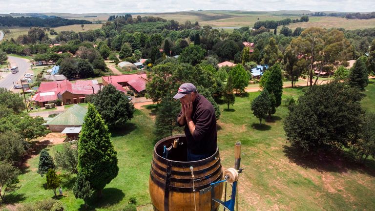 Une vue aérienne montre Vernon Kruger, 52 ans, tenant son visage tout en se tenant dans un tonneau au sommet d'un poteau à 25 mètres au-dessus du sol à Dullstroom le 16 janvier 2020. - Vernon Kruger est sur le point de battre un record du monde Guinness établi par lui-même en 1997 où il est resté en pole pendant 54 jours.
Il a commencé sa nouvelle tentative le 14 novembre 2019 et d'ici le 20 janvier 2020, Kruger atteindra son objectif de passer 64 jours assis en pole. (Photo par ANTOINE DEMAISON / AFP) (Photo par ANTOINE DEMAISON / AFP via Getty Images)