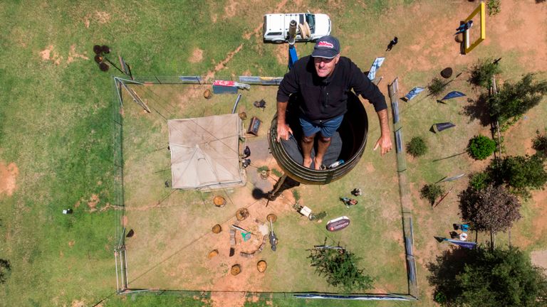Une vue aérienne montre Vernon Kruger, 52 ans, debout dans un tonneau au sommet d'un poteau à 25 mètres au-dessus du sol à Dullstroom le 16 janvier 2020. - Vernon Kruger est sur le point de battre un record du monde Guinness établi par lui-même en 1997 où il s'est assis sur la perche pendant 54 jours.
Il a commencé sa nouvelle tentative le 14 novembre 2019 et d'ici le 20 janvier 2020, Kruger atteindra son objectif de passer 64 jours assis en pole. (Photo par ANTOINE DEMAISON / AFP) (Photo par ANTOINE DEMAISON / AFP via Getty Images)