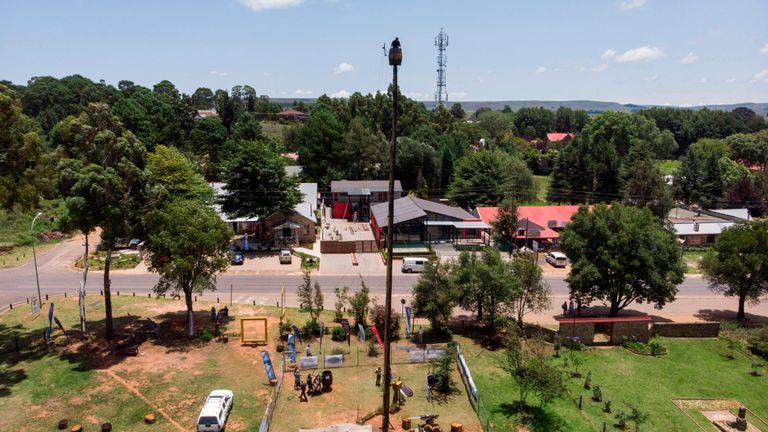 Une vue aérienne montre Vernon Kruger, 52 ans, debout dans un tonneau au sommet d'un poteau à 25 mètres au-dessus du sol à Dullstroom le 16 janvier 2020. - Vernon Kruger est sur le point de battre un record du monde Guinness établi par lui-même en 1997 où il s'est assis sur la perche pendant 54 jours.
Il a commencé sa nouvelle tentative le 14 novembre 2019 et d'ici le 20 janvier 2020, Kruger atteindra son objectif de passer 64 jours assis en pole. (Photo par ANTOINE DEMAISON / AFP) (Photo par ANTOINE DEMAISON / AFP via Getty Images)