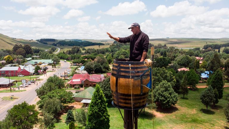 Une vue aérienne montre Vernon Kruger, 52 ans, gesticulant en se tenant dans un tonneau au sommet d'un poteau à 25 mètres au-dessus du sol à Dullstroom le 16 janvier 2020. - Vernon Kruger est sur le point de battre un record du monde Guinness établi par lui-même en 1997 où il est resté en pole pendant 54 jours.
Il a commencé sa nouvelle tentative le 14 novembre 2019 et d'ici le 20 janvier 2020, Kruger atteindra son objectif de passer 64 jours assis en pole. (Photo par ANTOINE DEMAISON / AFP) (Photo par ANTOINE DEMAISON / AFP via Getty Images)