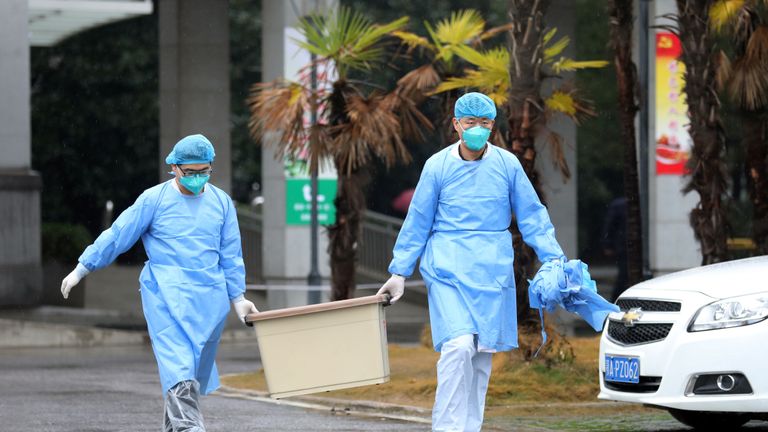 Le personnel médical porte une boîte en marchant à l'hôpital de Jinyintan, où les patients atteints de pneumonie causée par la nouvelle souche de coronavirus sont traités, à Wuhan, dans la province du Hubei, en Chine, le 10 janvier 2020. Photo prise le 10 janvier 2020. REUTERS / Stringer CHINA OUT