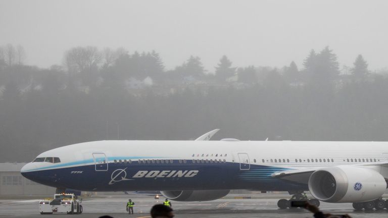 Les employés et invités de Boeing accueillent un Boeing 777X revenant de son vol inaugural au Boeing Field à Seattle, Washington le 25 janvier 2020. - Le nouvel avion de ligne long-courrier 777X de Boeing a effectué son premier vol samedi, une étape importante pour la société dont les perspectives restent assombries par la crise du 737 MAX. L'avion a décollé d'une piste pluvieuse quelques minutes après 10h00, heure locale (18h00 GMT), à Paine Field à Everett, Washington, qui abrite le site de fabrication de Boeing dans le nord-ouest des États-Unis. (Photo par Jason Redmond / AFP) (Photo par JASON REDMOND / AFP via Getty Images)