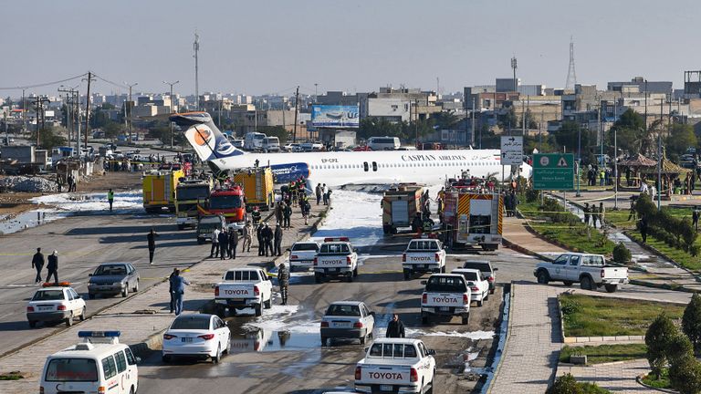 Cette photo prise le 27 janvier 2020 à Bandar-e Mahshahr, dans le sud-ouest de l'Iran, montre un avion McDonnell Douglas MD-83 de Caspian Airlines qui a atterri sur une autoroute après avoir dépassé l'autoroute lors de son approche. Aucune victime n'a été signalée selon la télévision d'Etat. - L'avion volait de l'aéroport Mehrabad de Téhéran avec 135 passagers plus l'équipage de l'avion. Un journaliste de la télévision d'État voyageant dans l'avion a déclaré au radiodiffuseur que l'avion 