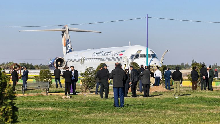 Cette photo prise le 27 janvier 2020 à Bandar-e Mahshahr, dans le sud-ouest de l'Iran, montre un avion McDonnell Douglas MD-83 de Caspian Airlines qui a atterri sur une autoroute après avoir dépassé l'autoroute lors de son approche. Aucune victime n'a été signalée selon la télévision d'Etat. - L'avion volait de l'aéroport Mehrabad de Téhéran avec 135 passagers plus l'équipage de l'avion. Un journaliste de la télévision d'État voyageant dans l'avion a déclaré au radiodiffuseur que l'avion 