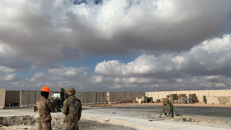 Une photo prise le 13 janvier 2020 lors d'une tournée de presse organisée par la coalition dirigée par les États-Unis combattant les restes du groupe État islamique, montre des soldats américains en train de nettoyer des décombres sur la base aérienne militaire d'Ain al-Asad dans la province irakienne occidentale d'Anbar. - L'Iran a lancé la semaine dernière une vague de missiles sur la base aérienne tentaculaire d'Ain al-Asad dans l'ouest de l'Irak et une base à Arbil, capitale de la région kurde autonome de l'Irak, abritant à la fois des troupes américaines et étrangères, en représailles aux États-Unis tuant le plus grand général iranien Qasem Soleimani lors d'une frappe de drones à Bagdad le 3 janvier. (Photo par Ayman HENNA / AFP) (Photo par AYMAN HENNA / AFP via Getty Images)