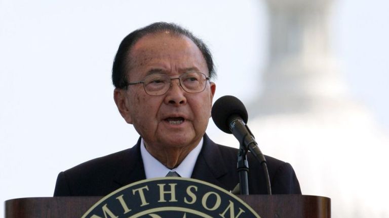 Le sénateur américain Daniel K.Inouye (D-HI) prend la parole à Washington, le 21 septembre 2004, lors des célébrations lors de l'inauguration du Smithsonian National Museum of the American Indian (NMAI). Des milliers de peuples autochtones se sont réunis en costume traditionnel pour voir l'ouverture de la première institution internationale des cultures vivantes dédiée au patrimoine indigène commun de l'Amérique du Nord, du Centre et du Sud. / Photo prise le 10 novembre 2018 / REUTERS / Molly Riley JIR / HB