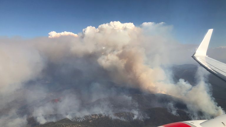 Une vue aérienne des feux de brousse qui brûlent au sud de Canberra le 31 janvier 2020 à Canberra, en Australie. Vendredi, le ministre en chef de l'ACT, Andrew Barr, a déclaré l'état d'urgence, alors que le feu de brousse de la vallée d'Orroral continue de brûler de façon incontrôlable. Les conditions météorologiques chaudes et venteuses prévues pour le week-end devraient accroître la menace des feux de brousse pour les habitations de la région de Canberra. Il s'agit de la pire menace de feu de brousse pour la région depuis 2003, lorsque quatre personnes sont mortes et 470 maisons ont été détruites ou endommagées.